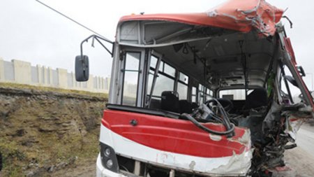 Sabirabadda yük avtomobili avtobusla toqquşdu: 1 ölü, 8 yaralı