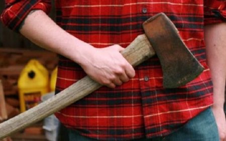 Qonşular arasında dava: 27 yaşlı oğlanı baltaladılar Qonşular arasında dava: 27 yaşlı oğlanı baltaladılar