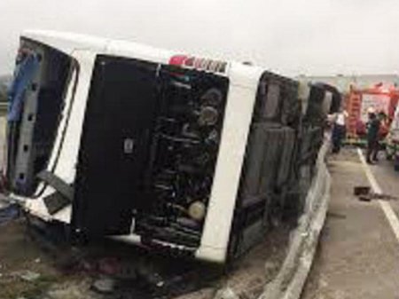 Svetoforda dayana bilməyən yük maşını avtobusa çırpıldı: 12 yaralı