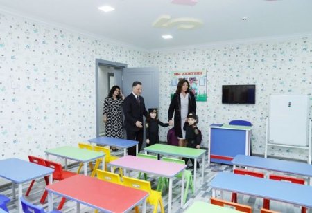 Mehriban Əliyeva Bakıda uşaq bağçasının açılışında 