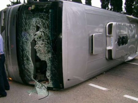 Avtobus aşdı: 4 nəfər öldü, 26 nəfər yaralandı