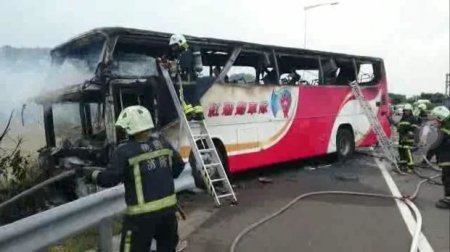 Çində turistləri daşıyan avtobus yandı - Yaralılar var