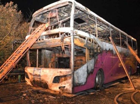 Çində 2 mərtəbəli tur avtobusu alışdı: 26 nəfər yanıb öldü - FOTO