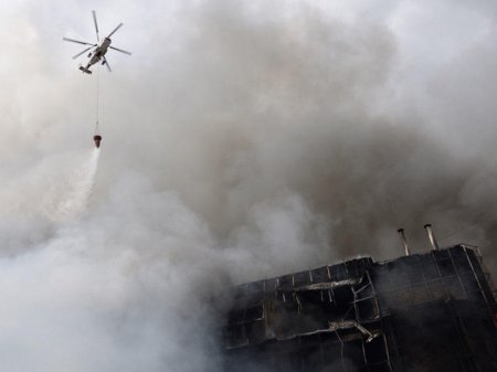 FHN: Ticarət mərkəzindəki yanğının yayılmasının qarşısı alınıb, 3 helikopter cəlb olunub