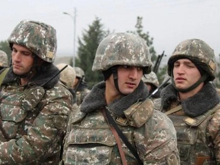 Erməni ordusunda biabırçılıq - Yatan əsgər yoldaşını zorladı