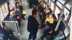 Qoca kişi avtobusda ona yer verməyən qadının qucağında oturdu 