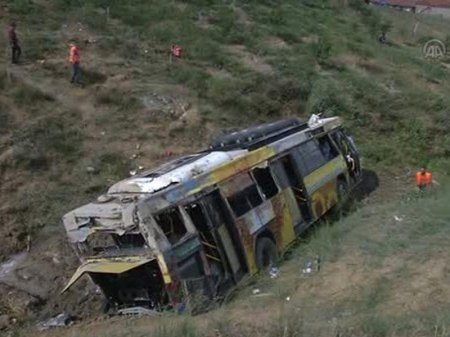 Avtobus aşdı: 30-dan çox yaralı