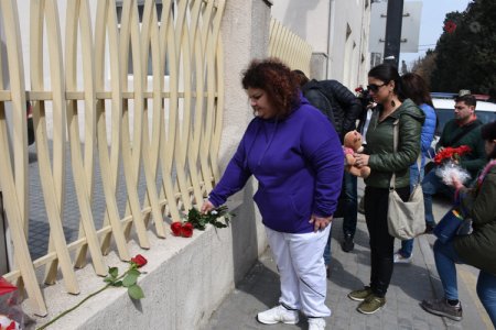 162 nömrəli məktəbin qarşısında Elina Hacıyevanın anım mərasimi keçirilir -FOTO
