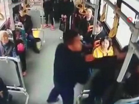 Qoca kişi avtobusda ona yer verməyən qadının qucağında oturdu 