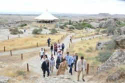 UNESCO-nun baş direktoru Odri Azulay Qobustan qoruğunu ziyarət edib - FOTO