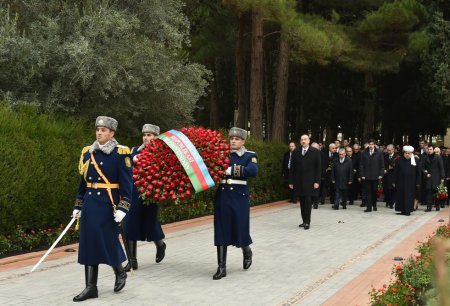 Azərbaycan Prezidenti İlham Əliyev ümummilli lider Heydər Əliyevin məzarını ziyarət edib 