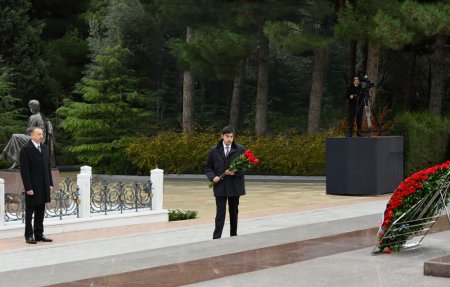 Azərbaycan Prezidenti İlham Əliyev ümummilli lider Heydər Əliyevin məzarını ziyarət edib 