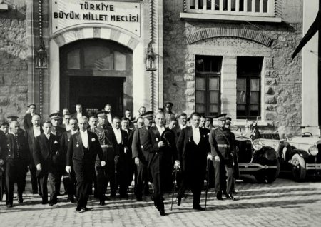 Türkiyə parlamentində Atatürkün rəsminə QADAĞA