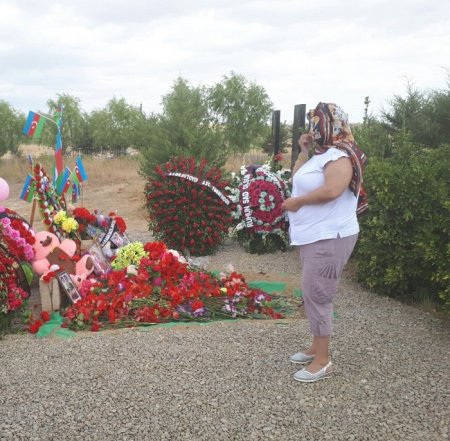 Moskvada yaşayan erməni Zəhranın məzarını ziyarət etdi