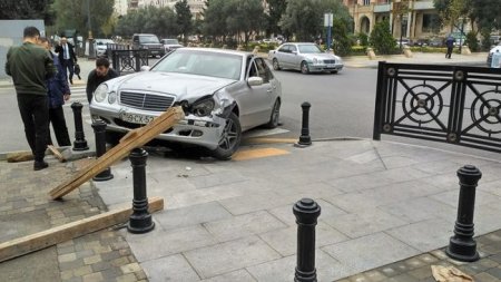 Bakıda QƏZA: "Mercedes" qoruyucu tumbaya girdi