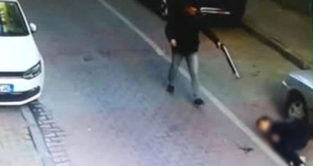15 yaşlı yeniyetməni vəhşicəsinə öldürdü- Küçənin ortasında baş verən qətl