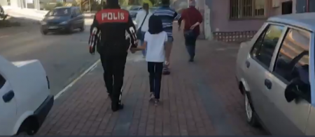 Anası saçlarını kəsdi, qızı isə salondan qaçdı - VİDEO