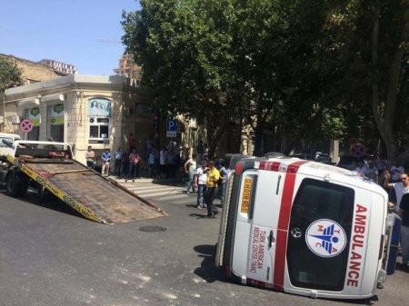 Azərbaycanda təcili yardım maşını AŞDI - 5 nəfər xəsarət aldı