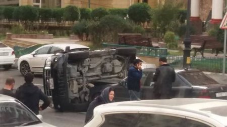 Bakının mərkəzində QORXUNC QƏZA: avtomobil aşdı
