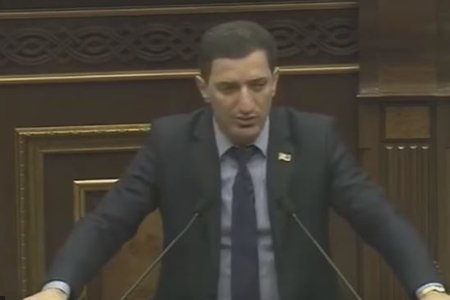 Ermənistan parlamentində deputatlar kriminal səfirlərin üstündə mübahisə ediblər