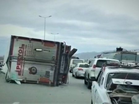 Bakıda güclü külək TIR-ı aşırdı