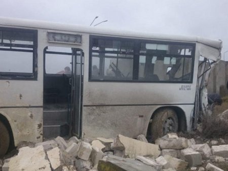 Bakıda DƏHŞƏTLİ QƏZA: Avtobus şirkətin hasarına çırpıldı