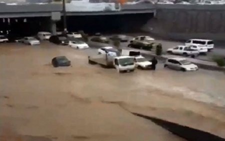 Mədinə sel suları altında qaldı