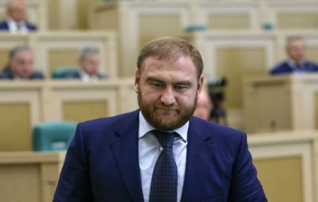 Rusiyalı senator iclas zamanı həbs edildi