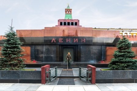 Leninin mavzoleyi bağlanır