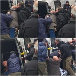 Polis qadın etirazçının arxasına toxunarkən kameraya düşdü - FOTO