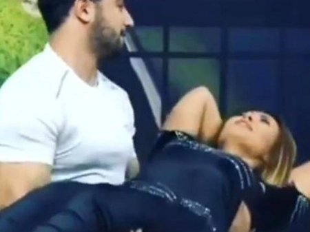 Azərbaycan efirində bu da oldu - Qız oğlanın qucağına çıxdı: "Xoşum gəldi"