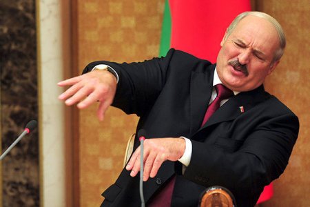 Lukaşenko qadınların ərlərini evdən niyə qovduqlarını açıqladı
