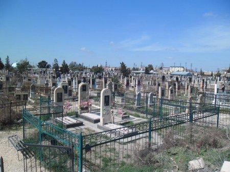 Bakıda kişi qəbiristanlığa gedib özünü zəhərlədi, ayrıldığı arvadına zəng vurdu ki...