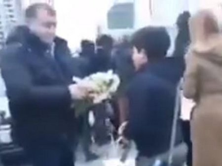 Bakının mərkəzində gül satan uşağı döydülər