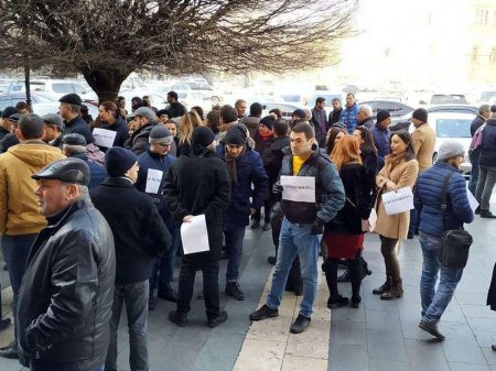 Yerevan Dövlət Universitetinin əməkdaşları etiraz edirlər