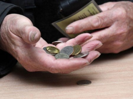 Pensiya fondu təqaüdçüyə səhvən ödədiyi artıq üç qəpiyi geri istəyir