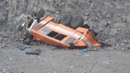 Rusiyada avtobus uçuruma düşdü: ölənlər var