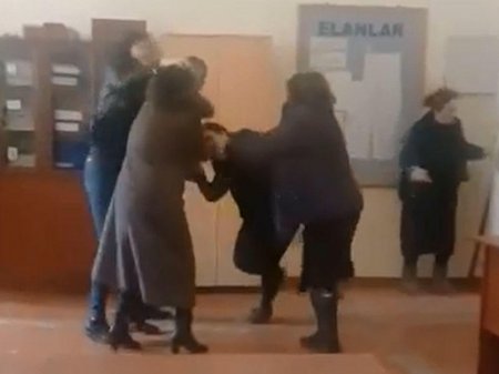 Azərbaycanda məktəbdə biabırçılıq: direktorla valideyn saçyolduya çıxdı