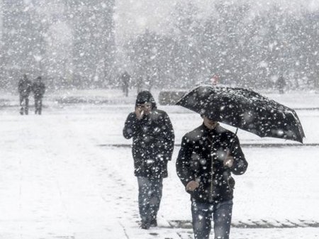 Güclü qar Moskva yollarını iflic etdi