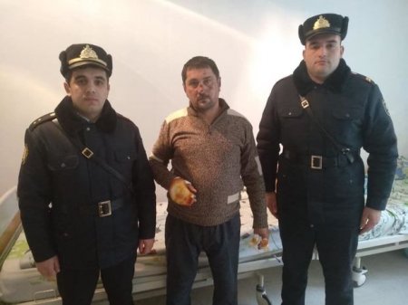 Polislər yanan evdən qızılını çıxarmaq istəyəni xilas etdilər