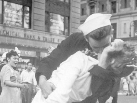 Məşhur tarixi FOTOnun qəhrəmanı vəfat etdi