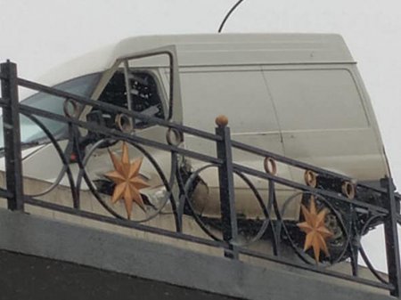 Yük maşını az qala körpüdən aşacaqdı... - Bakıda