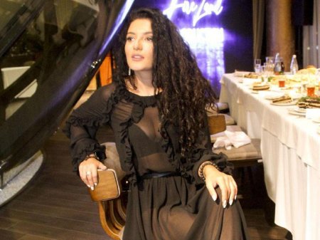 Təqdimata şəffaf libasda gedən Dilarənin alt paltarları göründü - FOTO
