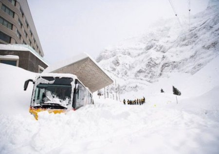 Qar uçqunu olub: itkin düşənlər var