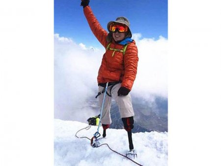 Amputasiya edilmiş ayaqları ilə 70 yaşında Everestə çıxan ilk alpinist