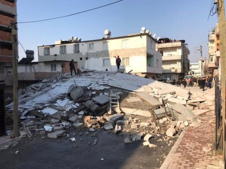 5 mərtəbəli bina çökdü - FOTO