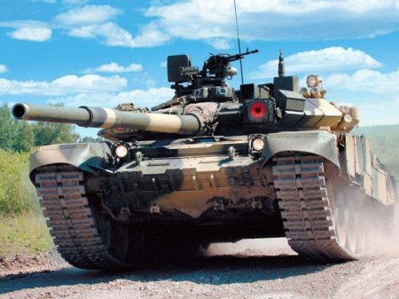 Hərbçi tankın altında qalıb