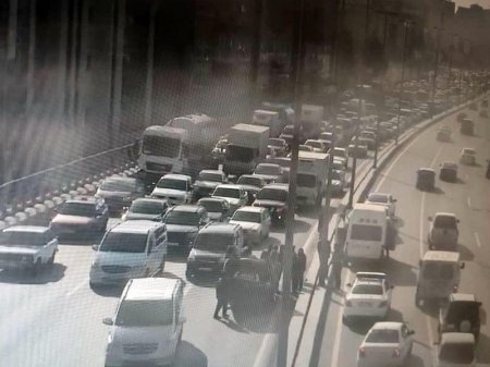 Bakıda maşın KÖRPÜNÜN ÜSTÜNDƏ aşdı - Qəza yerindən FOTO