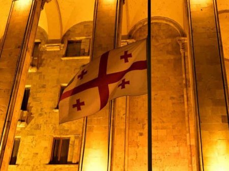 Gürcüstanda dövlət bayraqları endirildi