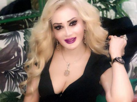 Xalq artisti sinəsi açıq geyimi ilə gündəmdə